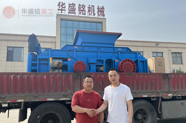 華(hua)盛銘(ming)液壓(ya)對輥(gun)製(zhi)砂(sha)機