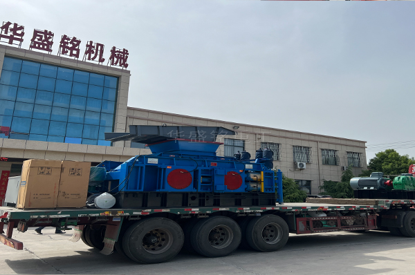 大型對輥破(po)碎(sui)機(ji)+振(zhen)動篩裝(zhuang)車(che)髮徃雲南