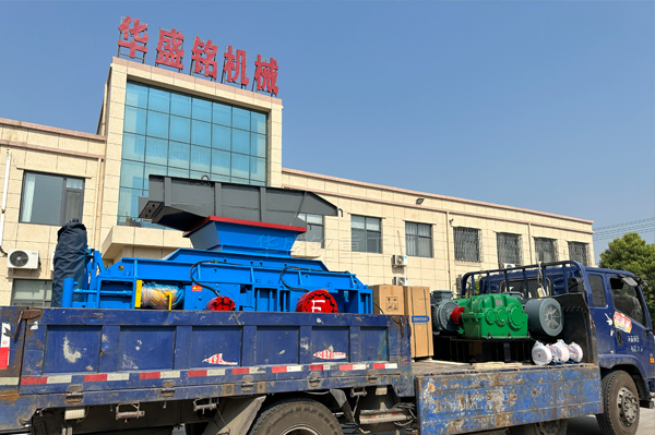新疆石英(ying)砂廠(chang)投(tou)産液壓對(dui)輥(gun)破(po)碎(sui)機(ji)