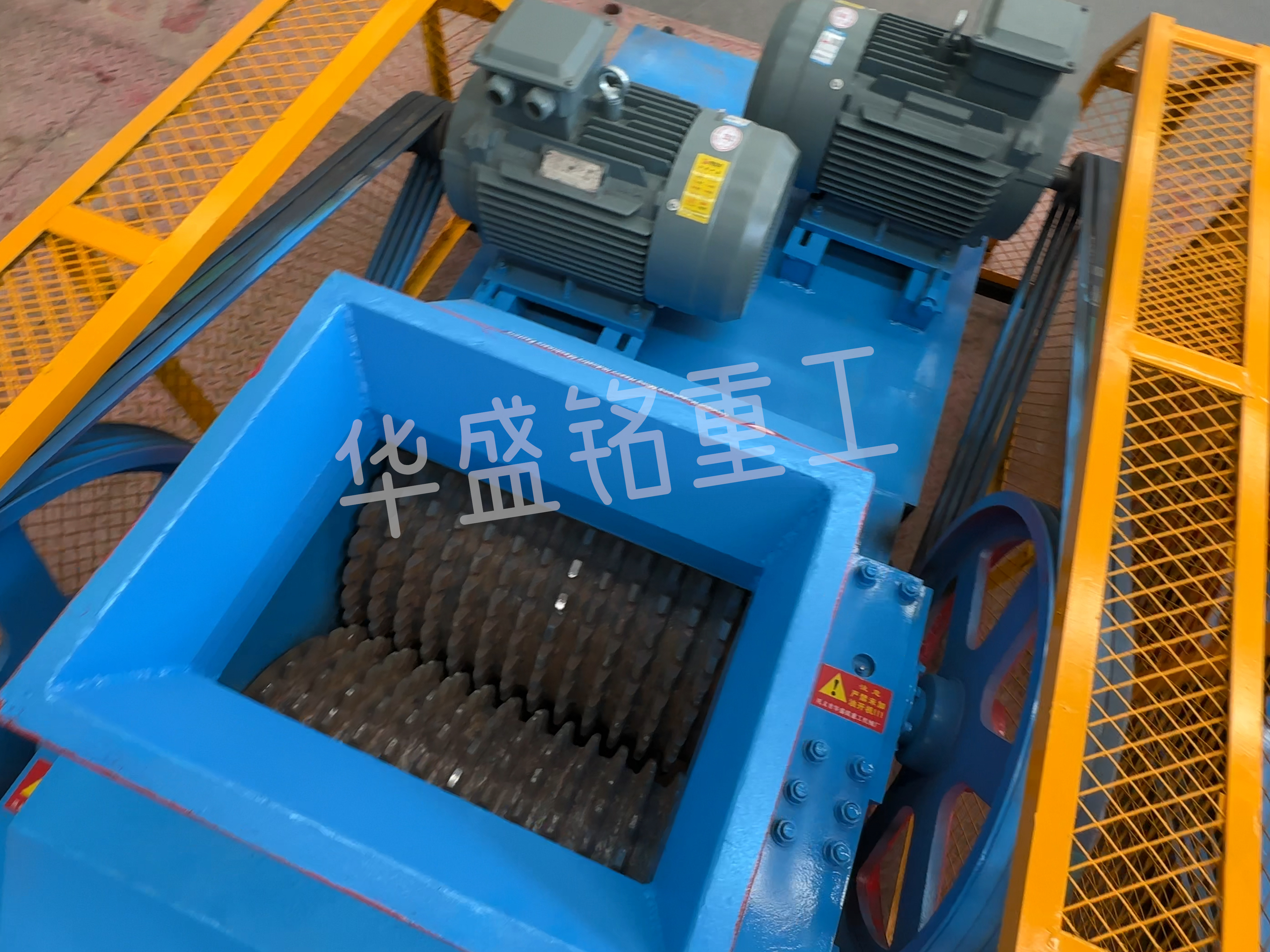 大(da)塊瀝(li)青料破碎(sui)機,瀝青銑鑤料(liao)破(po)碎機,瀝(li)青再(zai)生(sheng)料(liao)雙(shuang)齒(chi)輥破碎(sui)機廠傢 