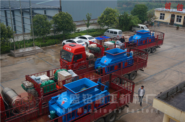 環(huan)保(bao)型(xing)對(dui)輥破(po)碎(sui)機髮貨(huo)圖