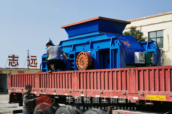 雙(shuang)齒(chi)輥(gun)破(po)碎機(ji)圖片